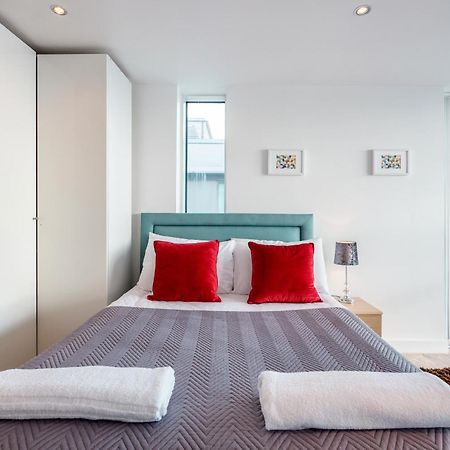 Excel Dock Apartments Лондон Екстериор снимка