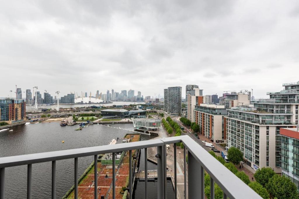 Excel Dock Apartments Лондон Екстериор снимка