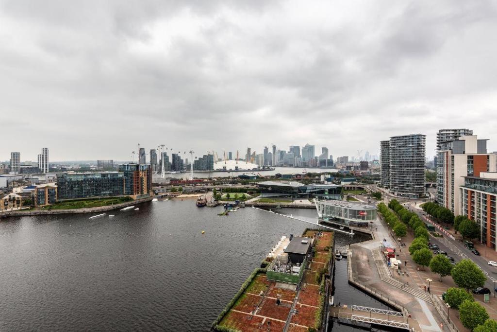 Excel Dock Apartments Лондон Екстериор снимка