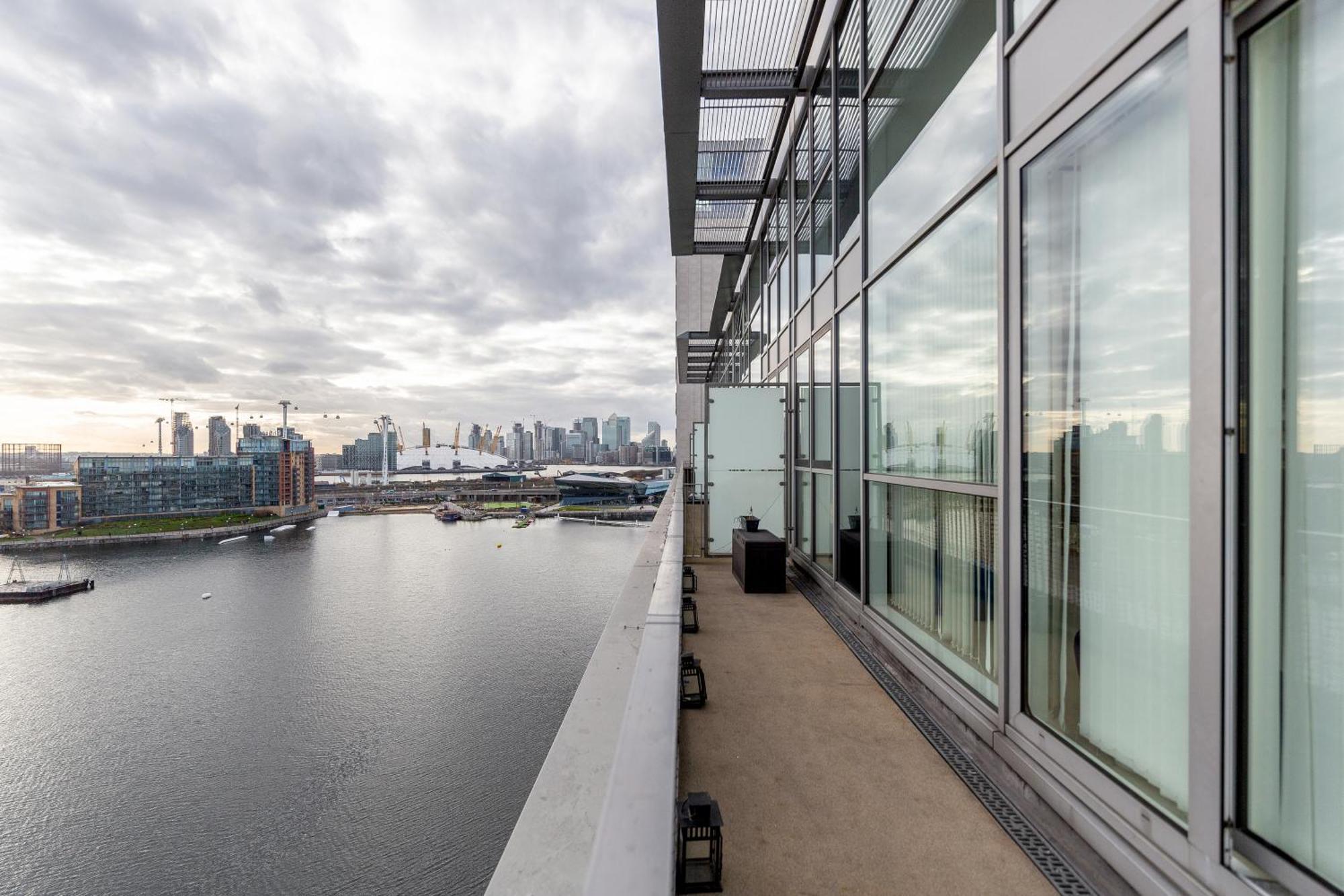 Excel Dock Apartments Лондон Екстериор снимка