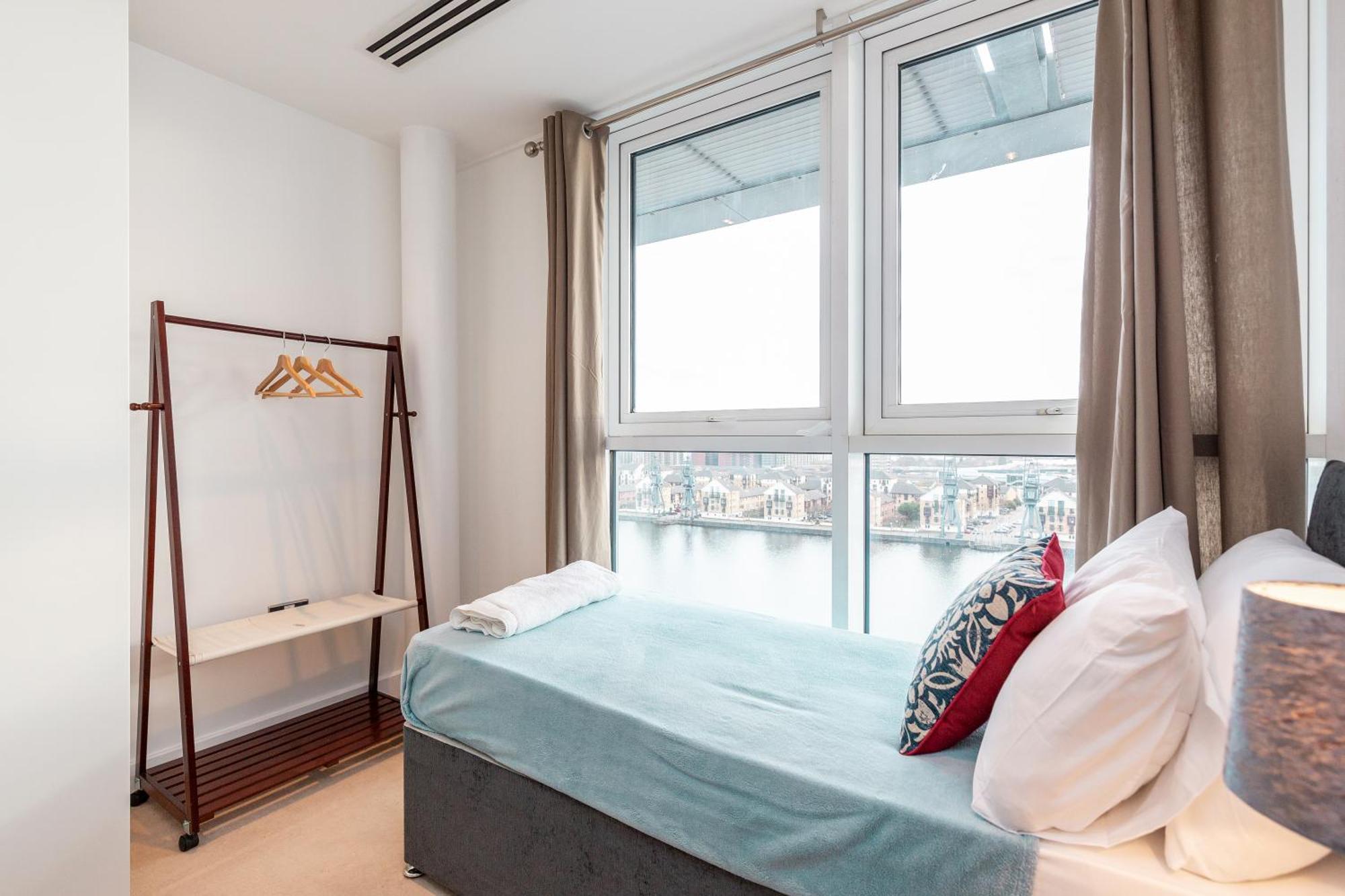 Excel Dock Apartments Лондон Екстериор снимка