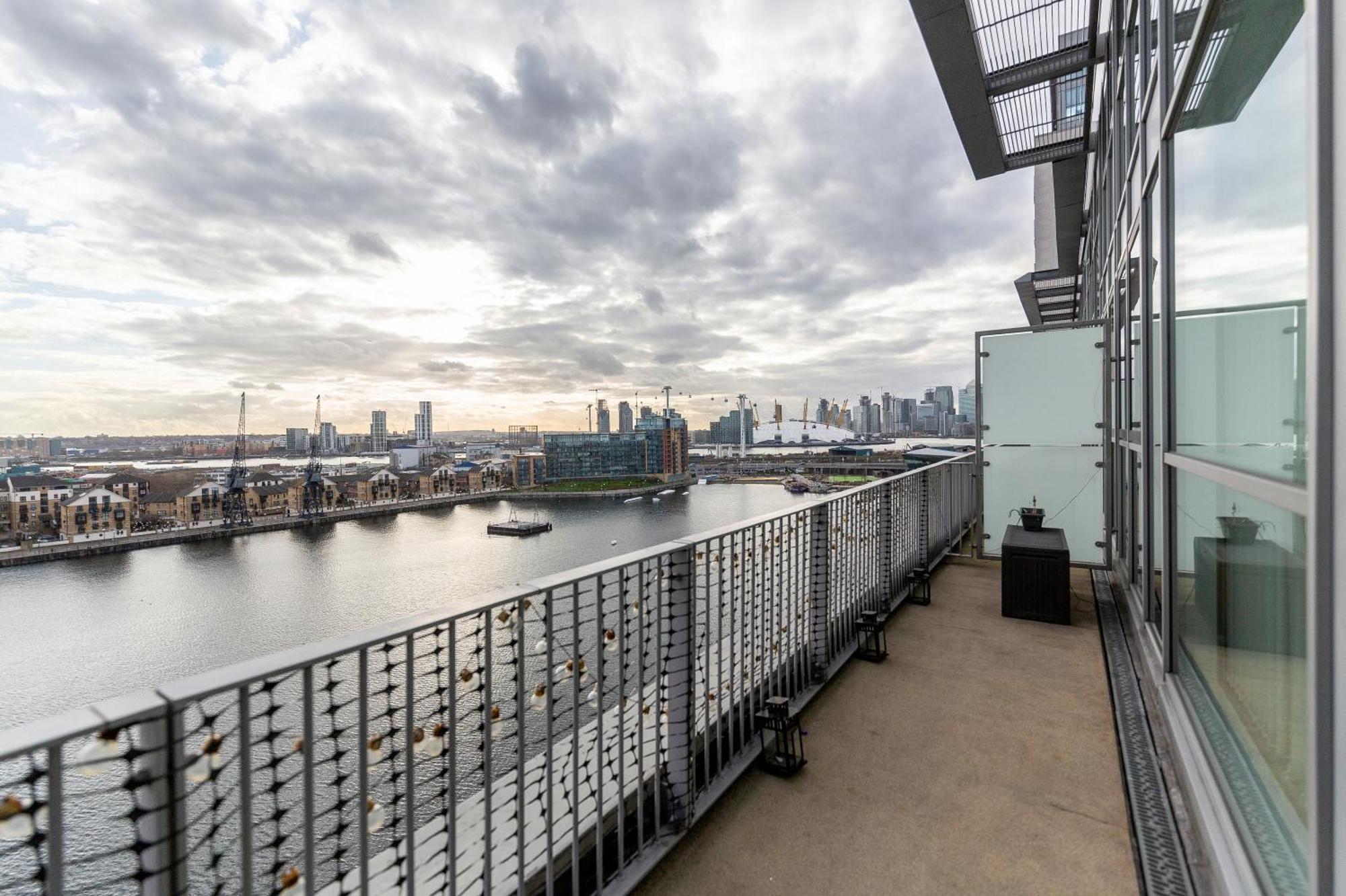 Excel Dock Apartments Лондон Екстериор снимка