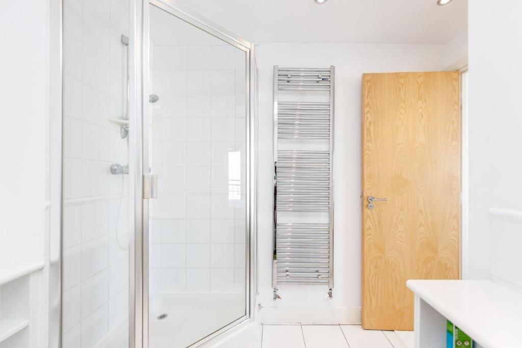 Excel Dock Apartments Лондон Екстериор снимка