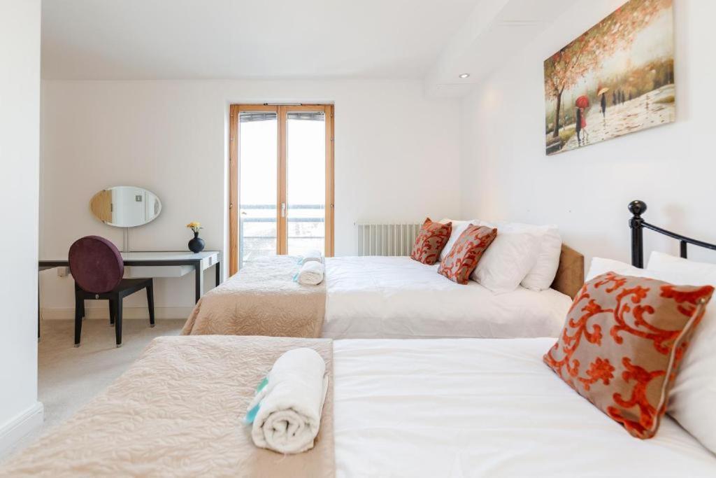 Excel Dock Apartments Лондон Екстериор снимка