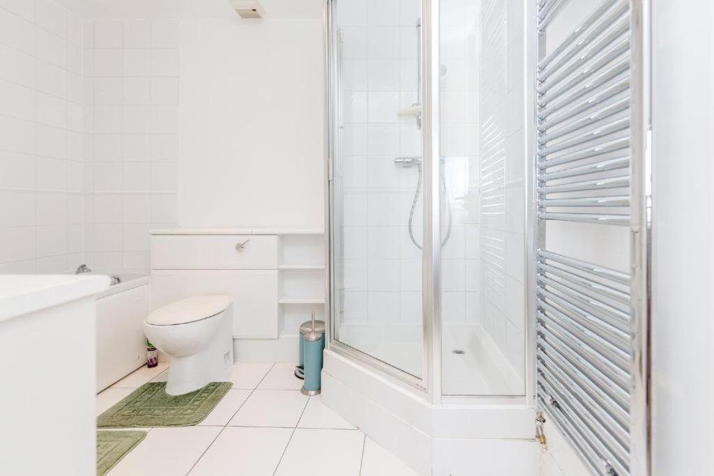 Excel Dock Apartments Лондон Екстериор снимка