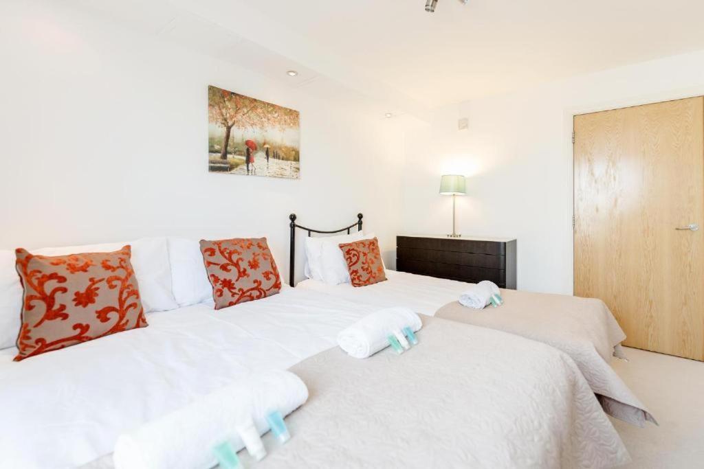 Excel Dock Apartments Лондон Екстериор снимка