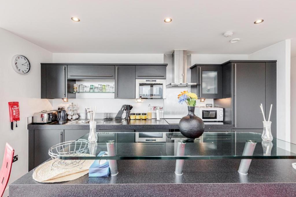 Excel Dock Apartments Лондон Екстериор снимка