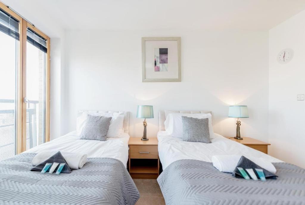 Excel Dock Apartments Лондон Екстериор снимка