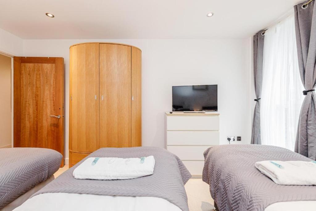 Excel Dock Apartments Лондон Екстериор снимка