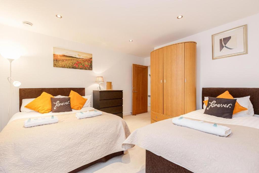 Excel Dock Apartments Лондон Екстериор снимка